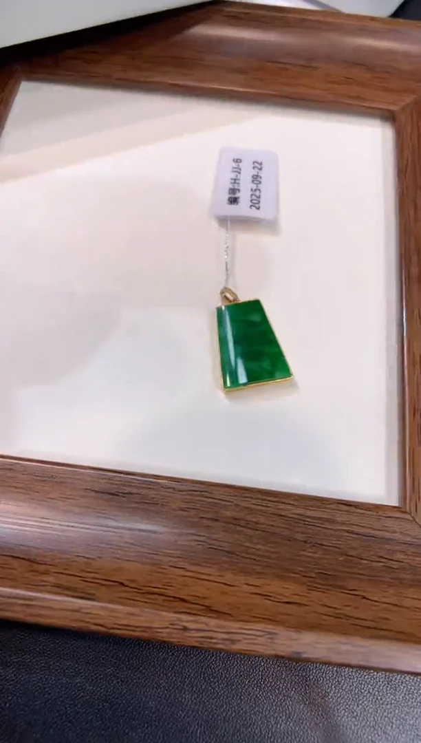 颈饰18K金镶嵌翡翠无事牌