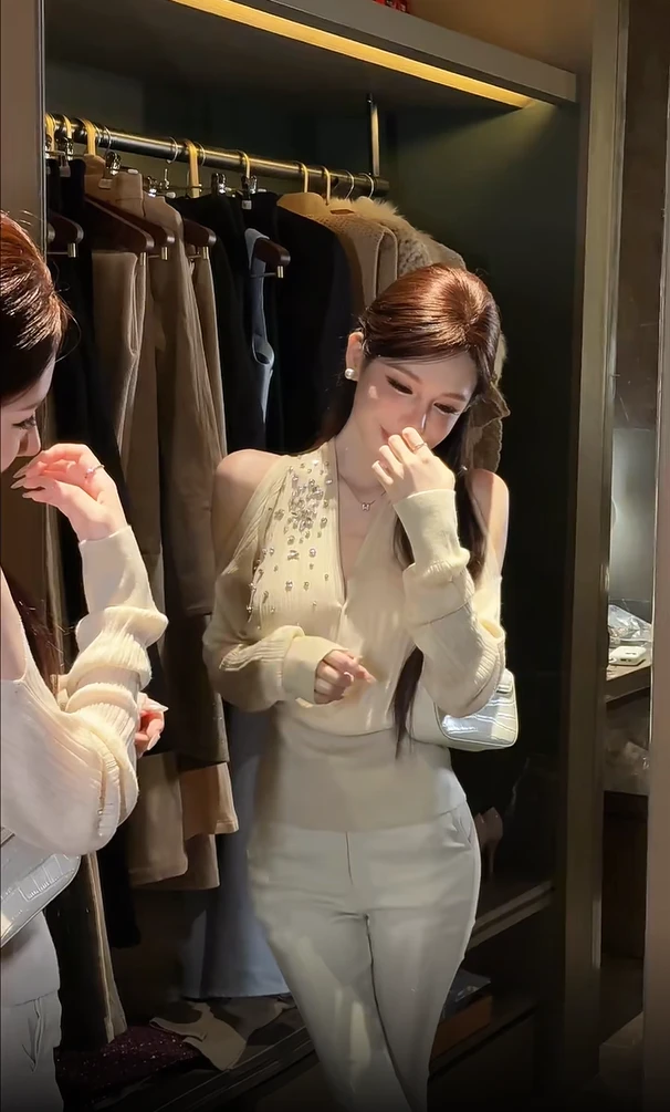 【曲线助攻】2025秋季新款设计感V领露肩上衣+百搭微喇牛仔裤两件套