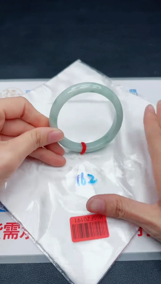 翡翠手镯未镶嵌，默认会有冰丝棉纹棉线，均需要有包容心