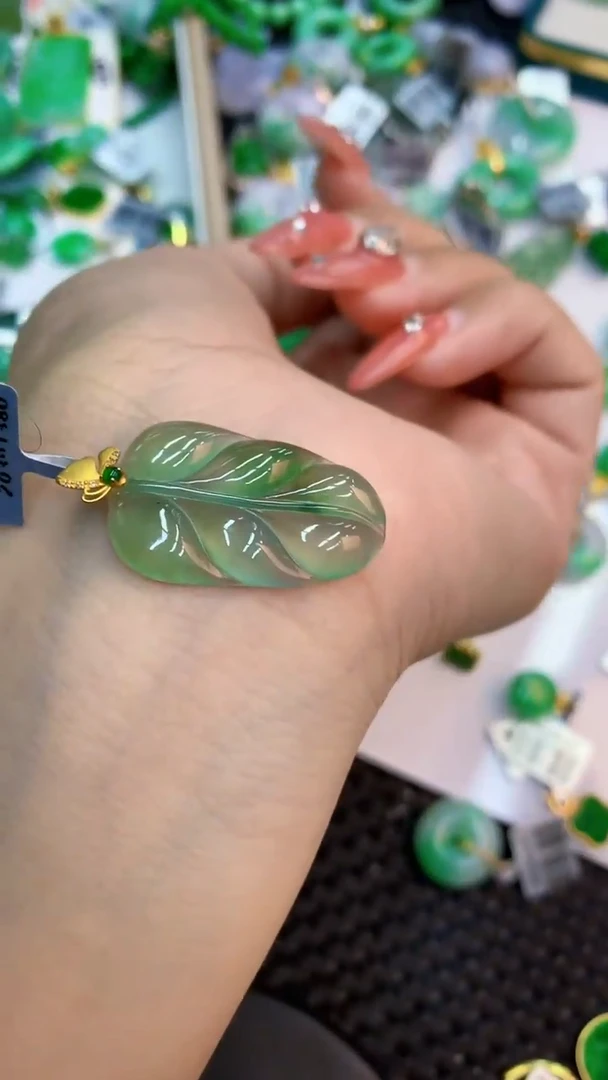 颈饰18K金镶嵌翡翠1