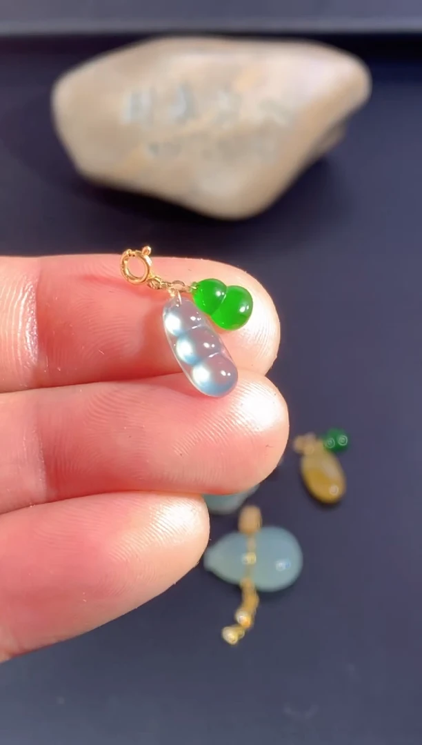 颈饰18K金镶嵌翡翠