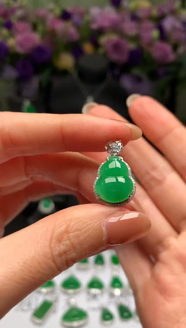 颈饰18K金镶嵌翡翠葫芦