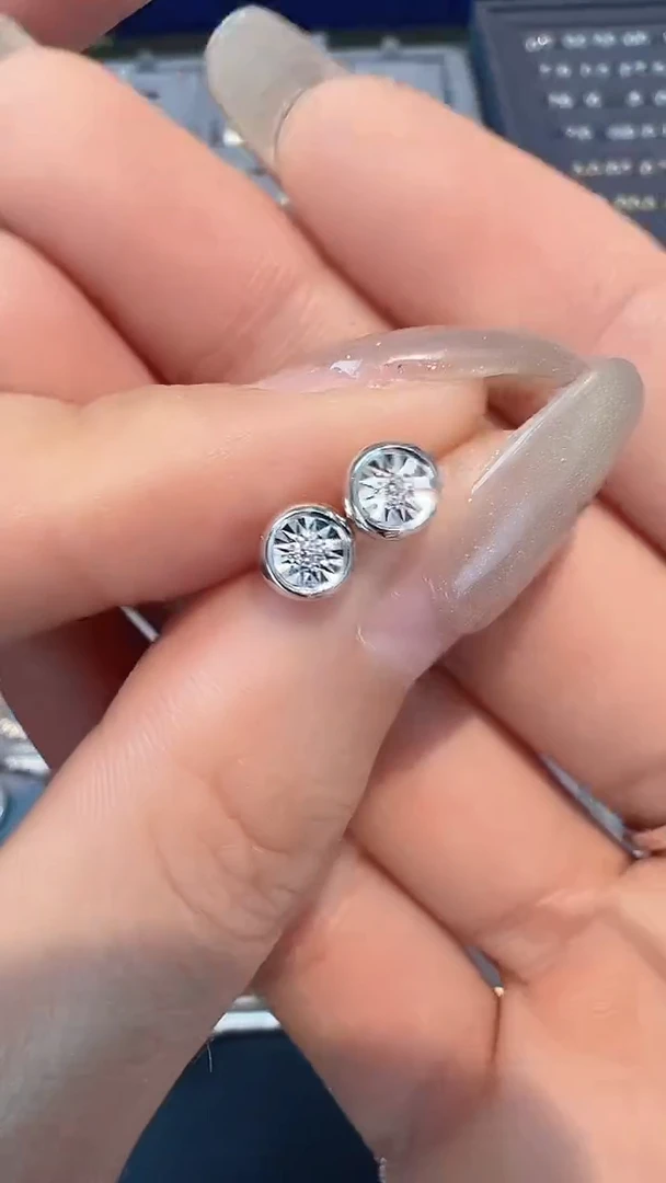 【闪购商品】钻石耳饰18K金镶嵌耳钉