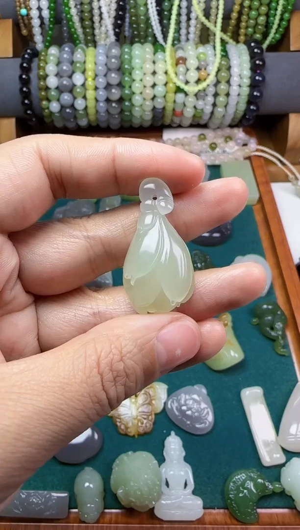 和田玉未镶嵌无玉兰花吊坠