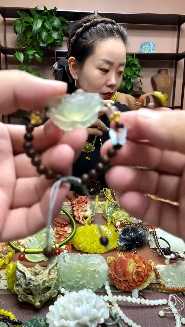 未镶嵌岫玉颈饰多样性发货发其中之一