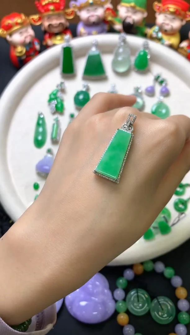 翡翠18K金镶嵌吊坠(赠链)吊坠