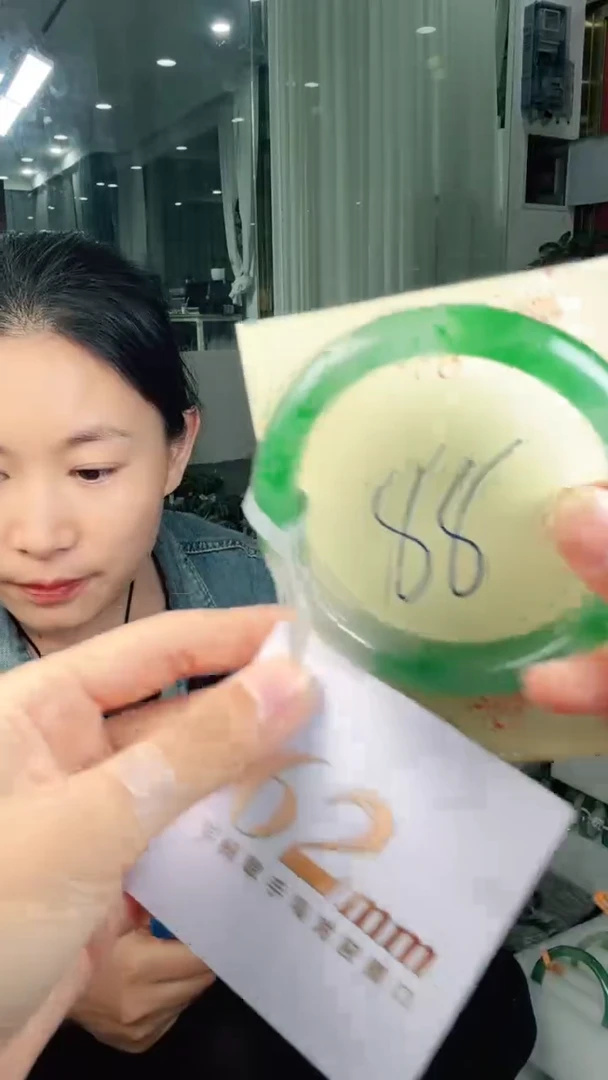 未镶嵌手镯石英质玉（非洲翠）有天然洒金亮片/矿点/棉线88