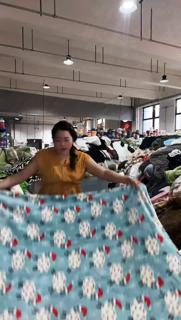 混纺主播手上展示的产品   1.8*2.0米
