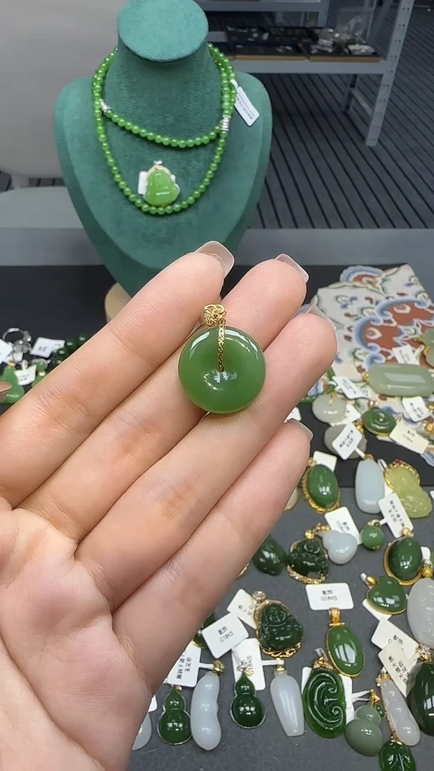 18K金镶嵌和田玉挂件1