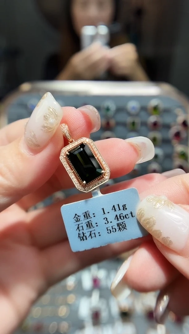 颈饰18K金镶嵌碧玺3.46