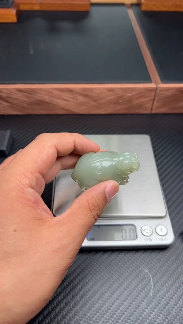 吊坠(赠链)未镶嵌和田玉且末微色差近矿