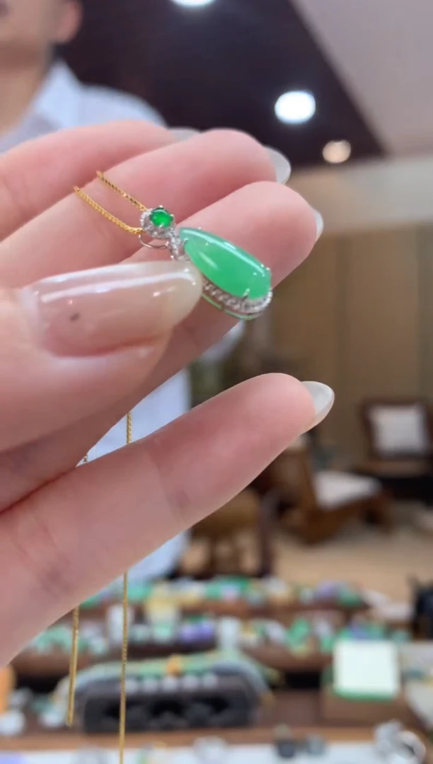 翡翠18K金镶嵌吊坠(不含链)水滴