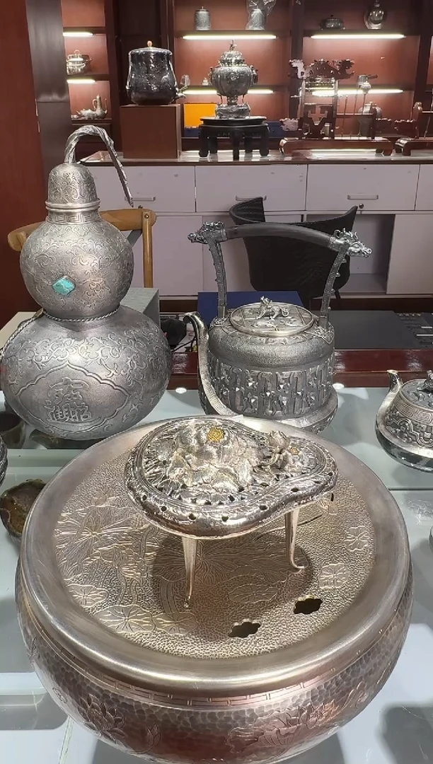 瑜足银精工手工大师鏨刻牡丹高浮雕三足香炉