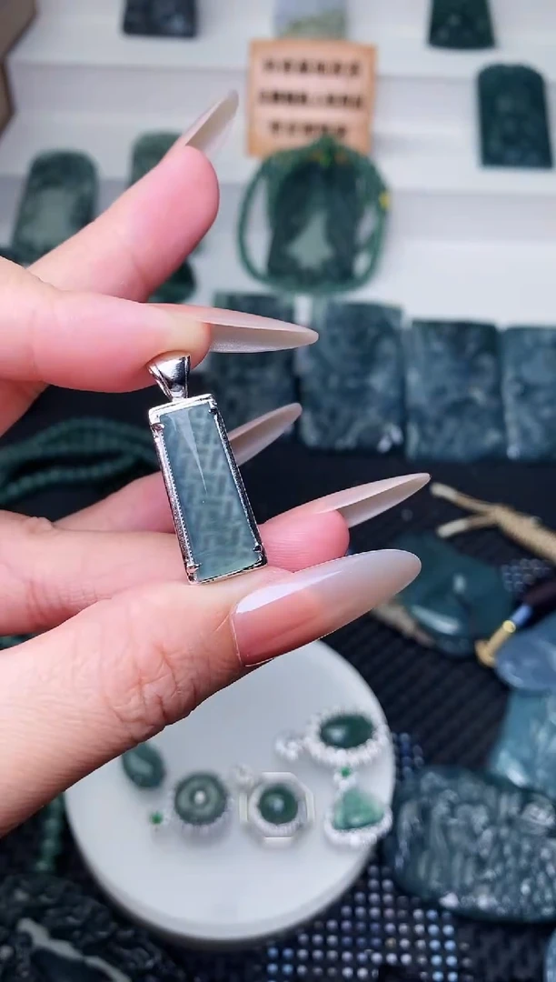 颈饰未镶嵌翡翠