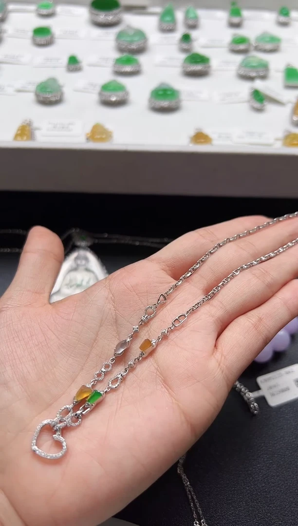 颈饰18K金镶嵌翡翠KWQJ1115-077