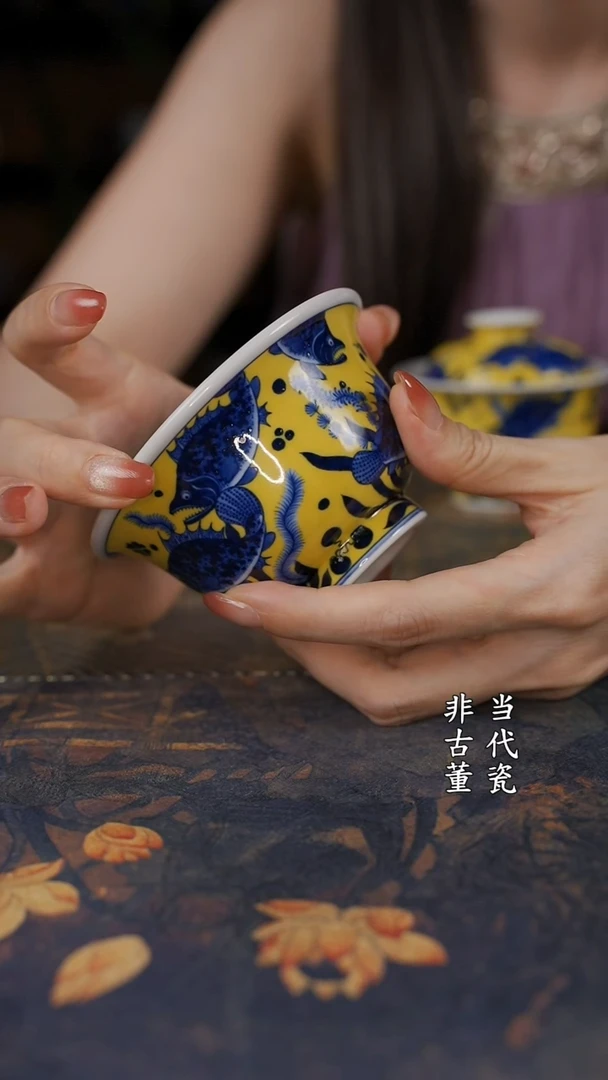 水造黄釉鳜鱼压手杯