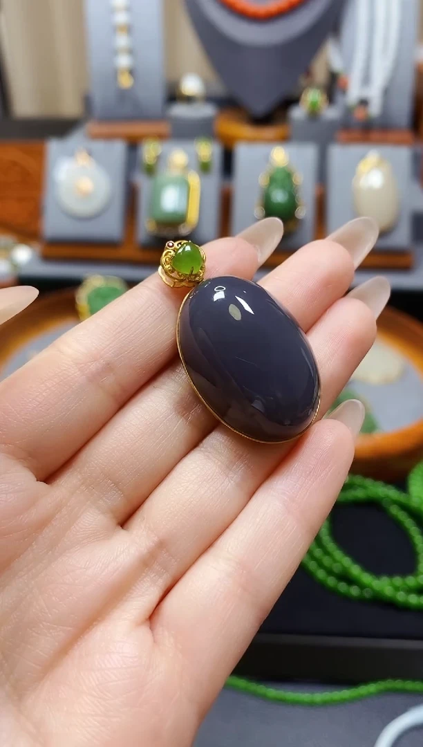 【闪购商品】和田玉烟紫鸽子蛋吊坠18K金镶嵌*
