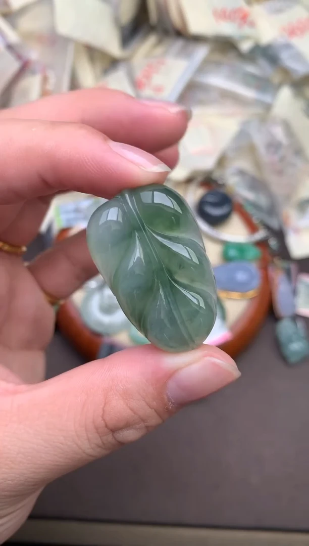 翡翠挂件未镶嵌  —