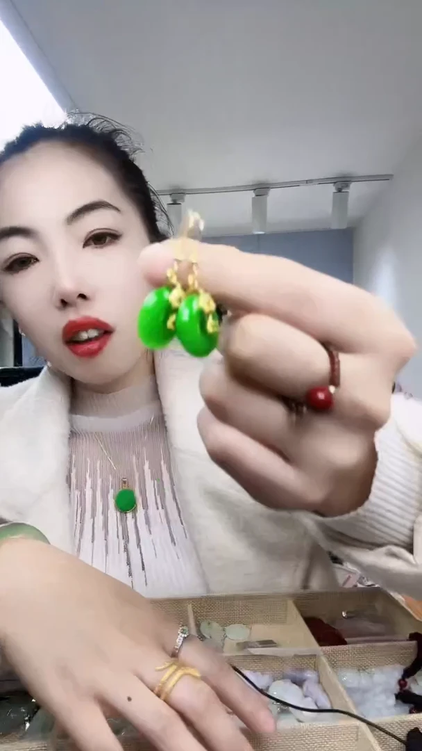 【闪购商品】石英质玉耳钉合金耳钉一副