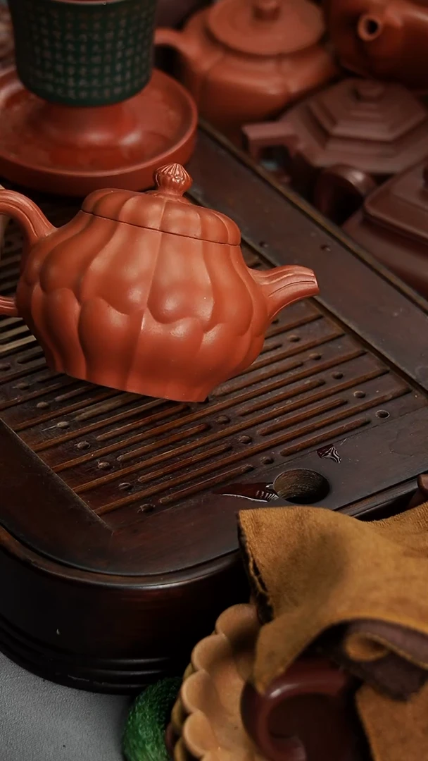 茶壶紫砂宜兴紫砂朱泥筋纹菱花240毫升