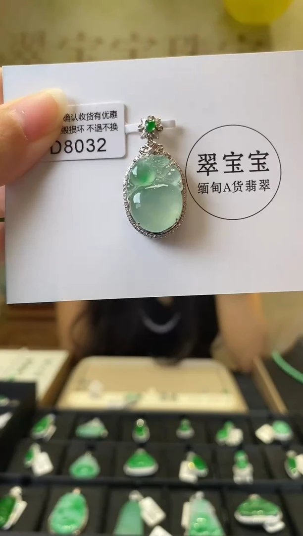 颈饰18K金镶嵌翡翠D8032 猴子抱桃 含运营费