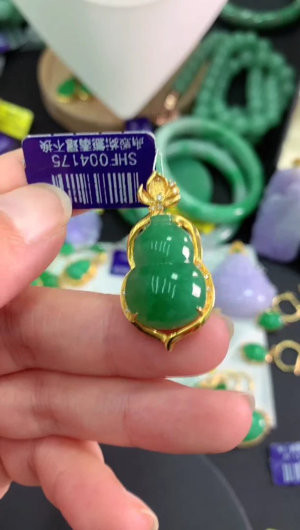 颈饰18K金镶嵌翡翠挂件