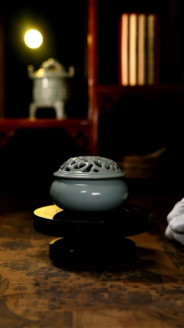 【闪购商品】复烧粉青釉卷草熏香炉