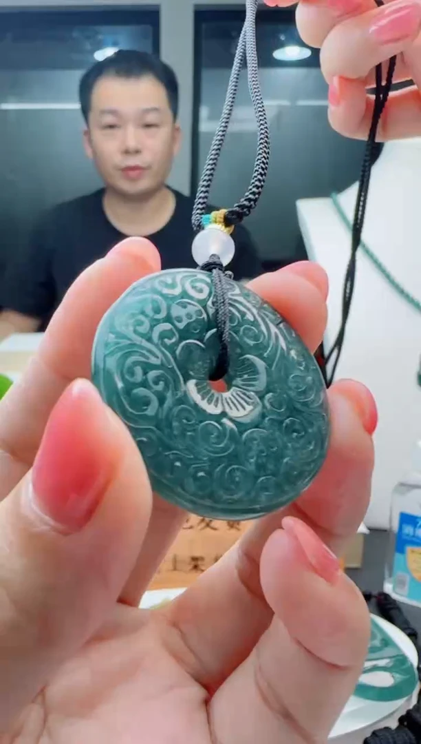 翡翠未镶嵌颈饰多样性发货其中一件