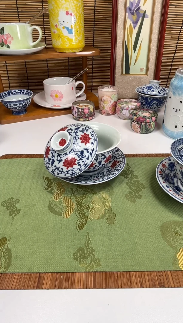 釉里红缠枝莲三才