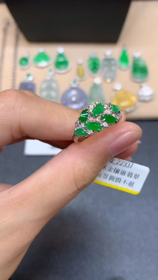 18K金镶嵌戒指翡翠随形【无服务费