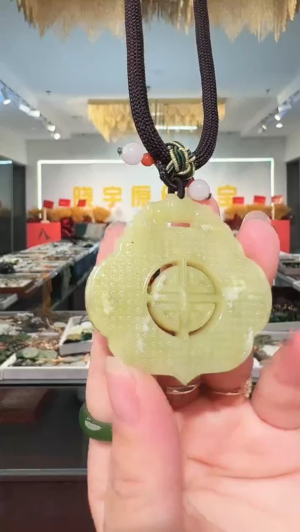 颈饰未镶嵌和田玉吊坠