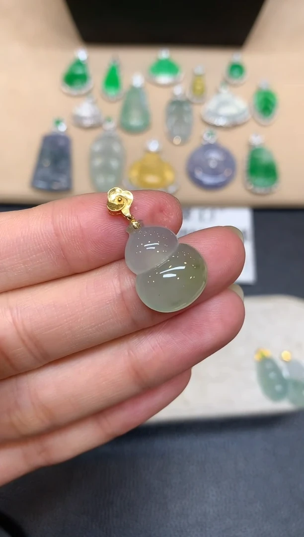 颈饰18K金镶嵌翡翠葫芦【无服务费