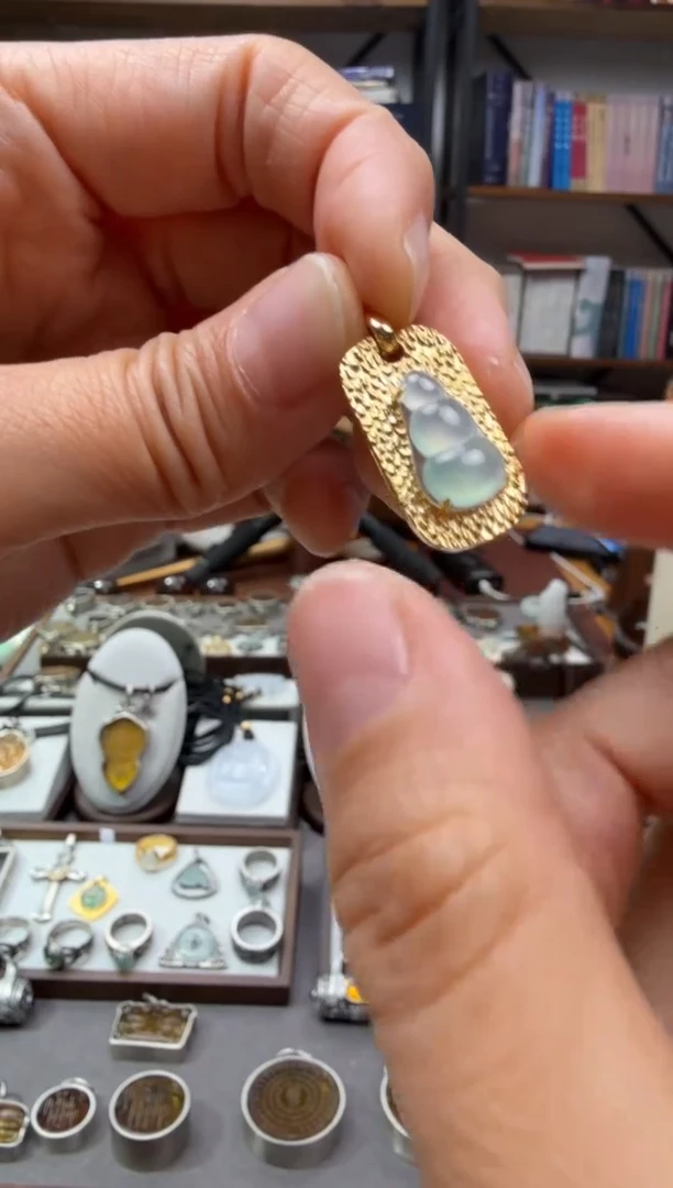 颈饰18K金镶嵌翡翠豆角吊坠