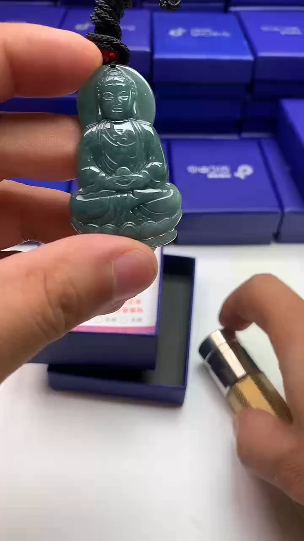翡翠未镶嵌颈饰大日如来【品质一般能接受再拍】