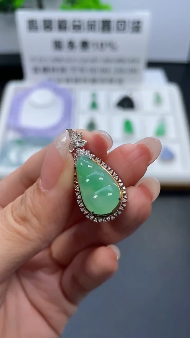 翡翠18K金镶嵌颈饰天然缅甸A货翡翠18k金镶嵌吊坠