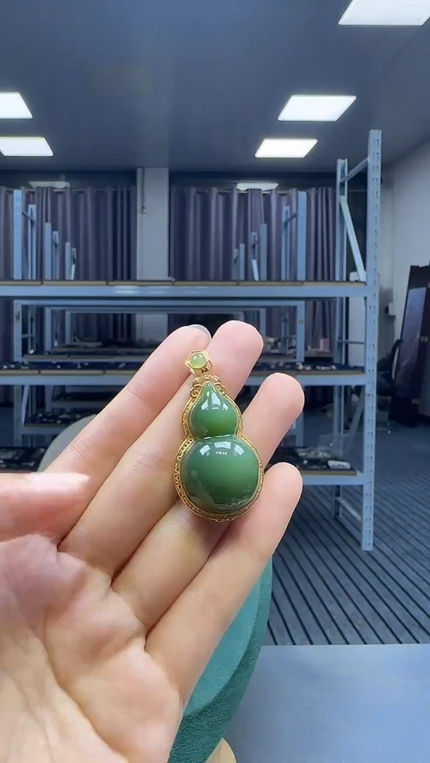 18K金镶嵌和田玉挂件1