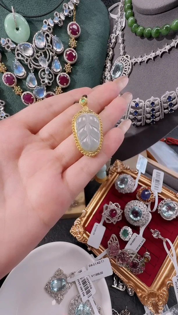 颈饰18K金镶嵌翡翠吊坠