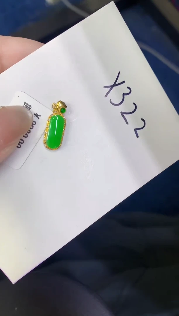颈饰18K金镶嵌翡翠缅甸天然翡翠A货