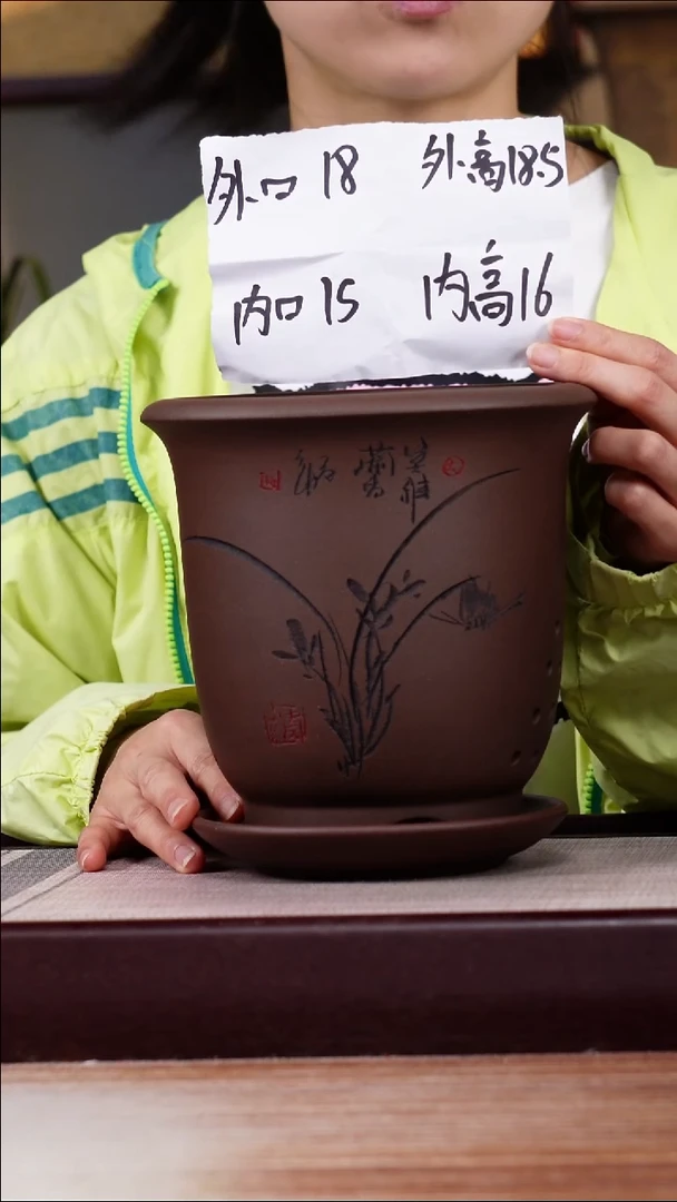 紫砂花盆紫泥刻绘小金钟一只带托