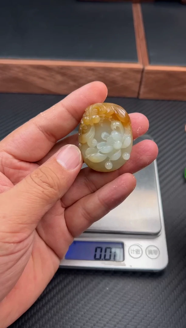 和田玉未镶嵌吊坠(赠链)且末金山微色差