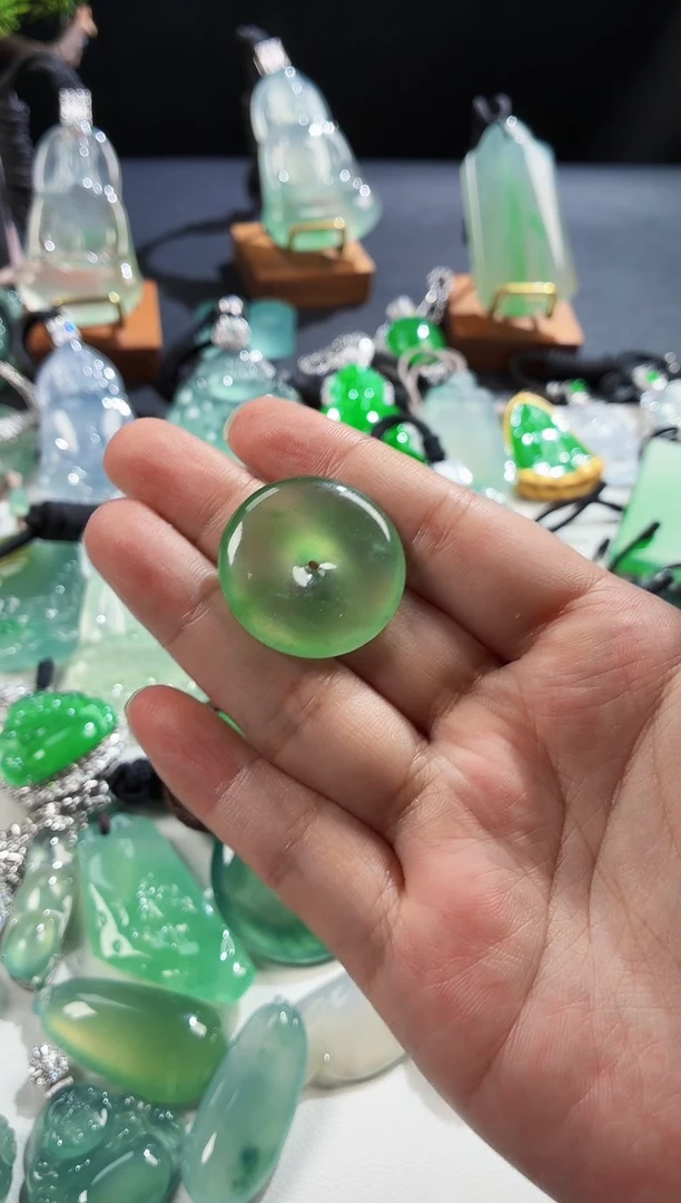 颈饰未镶嵌翡翠贤***了翡翠平安扣