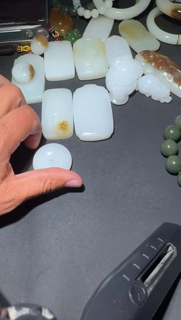 未镶嵌和田玉（糖玉）挂件和田玉