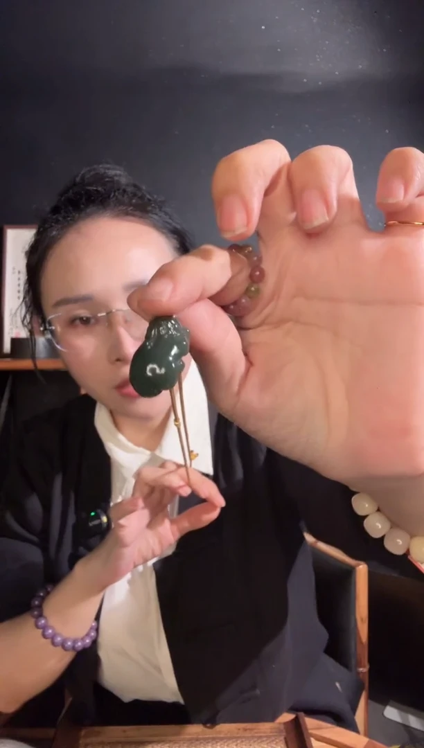 泥塑宫皇顺貔貅吊坠