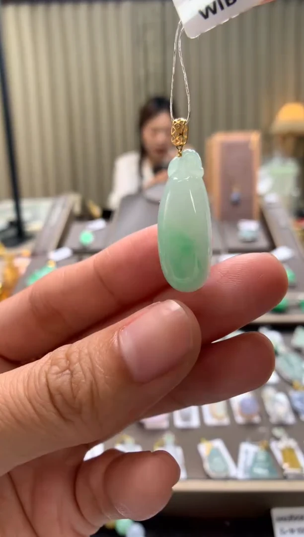 翡翠18K金镶嵌颈饰福瓜