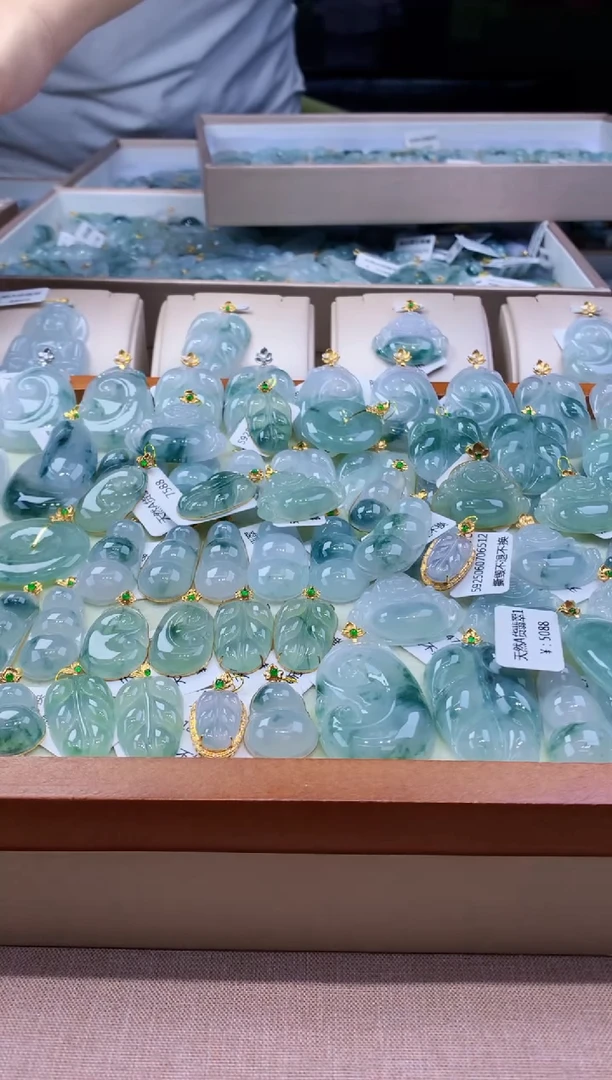 颈饰18K金镶嵌翡翠天然缅甸a货翡翠