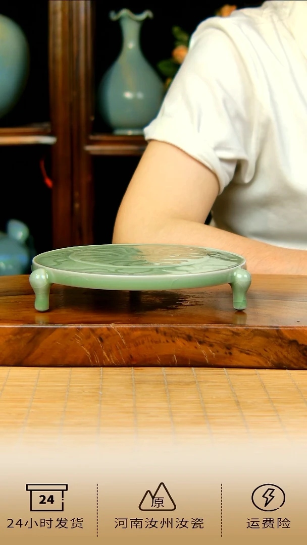 全手工豆绿釉雕刻三足壶承