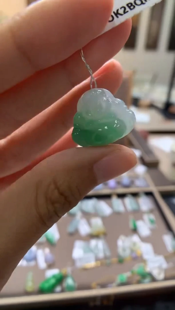 翡翠未镶嵌颈饰佛公