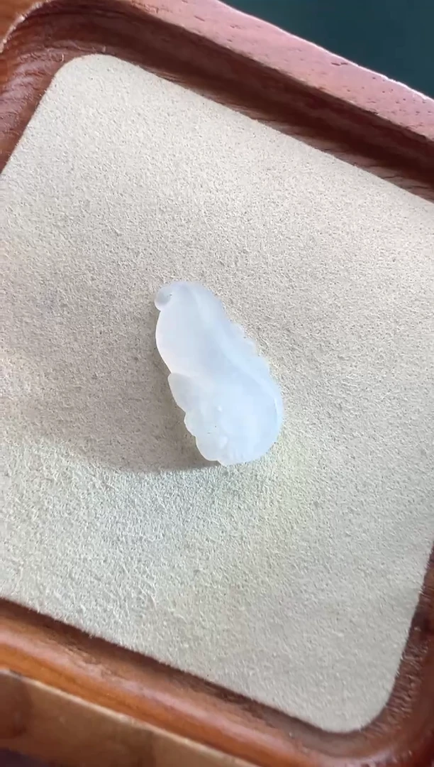 未镶嵌定制翡翠白冰松鼠