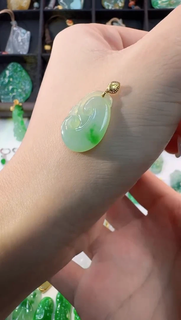 颈饰18K金镶嵌翡翠缅甸A货翡翠