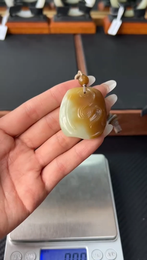 吊坠(赠链)未镶嵌和田玉若羌微色差
